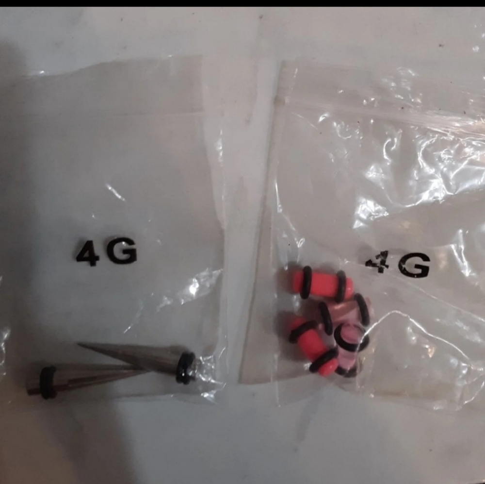 4g tapers and 2 sets of 4 gauge plugs